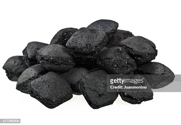 holzkohle briquets - briketts stock-fotos und bilder