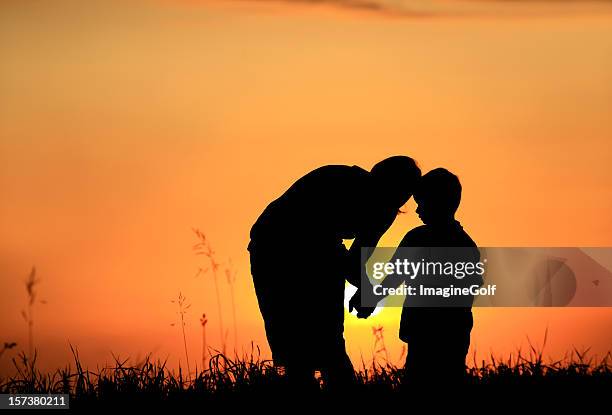 mutter und kind silhouette in der ländlichen umgebung - conversation sunset stock-fotos und bilder