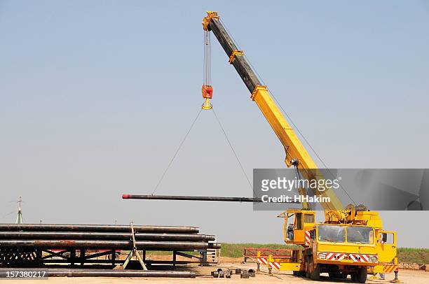 lifting crane - construction cranes stockfoto's en -beelden