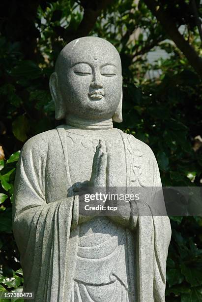 jizo estátua em enoshima, japão - bodhisattva imagens e fotografias de stock