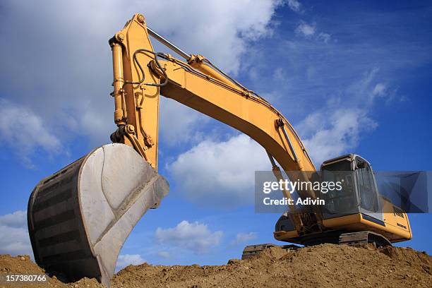 bulldozer auf einer schönen aussicht - raupenfahrwerk stock-fotos und bilder