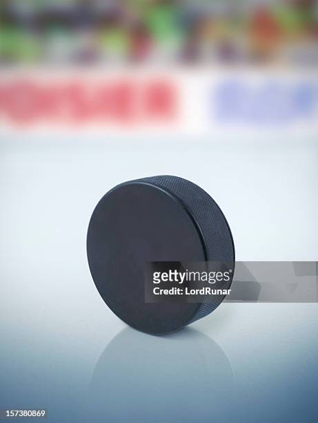 puck sobre hielo - pista de hockey de hielo fotografías e imágenes de stock