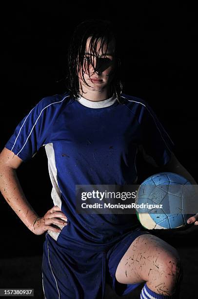 lluvia chica de fútbol - attack sporting position fotografías e imágenes de stock