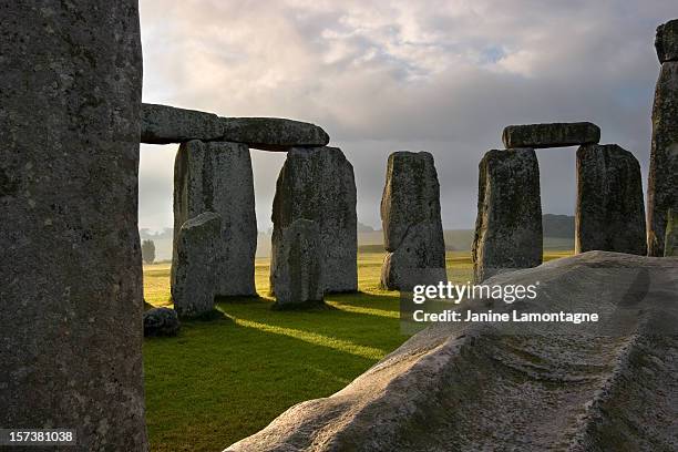 stonehenge ruins - stonehenge stockfoto's en -beelden