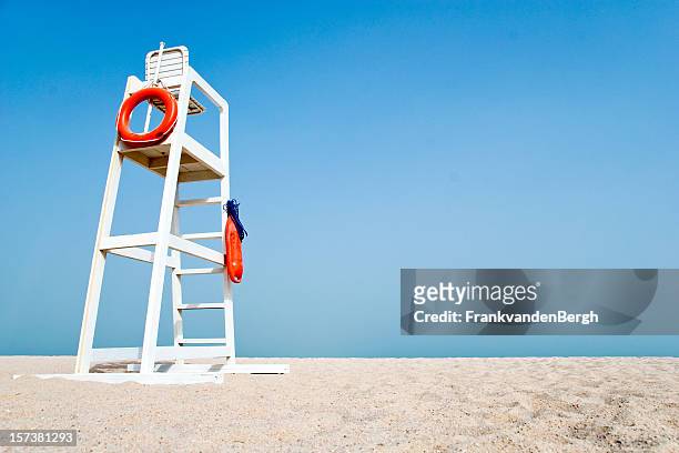 vacío silla de salvavida en la playa - lifeguard fotografías e imágenes de stock