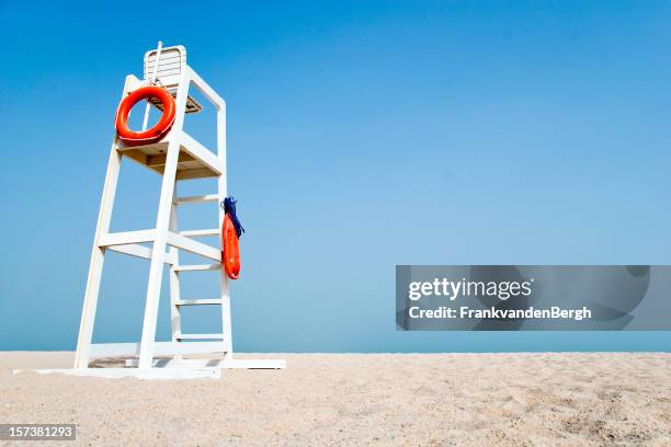 empty lifeguard chair on the beach - bevrijden stockfoto's en -beelden