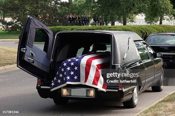 militär begräbnis leichenwagen - hearse stock-fotos und bilder