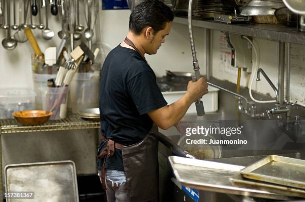 dishwasher - migrant worker stockfoto's en -beelden