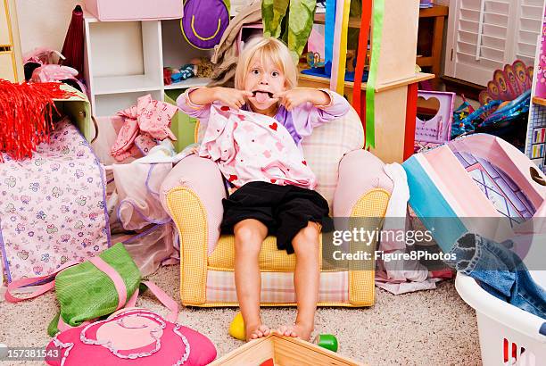 desordenado - kids mess carpet fotografías e imágenes de stock