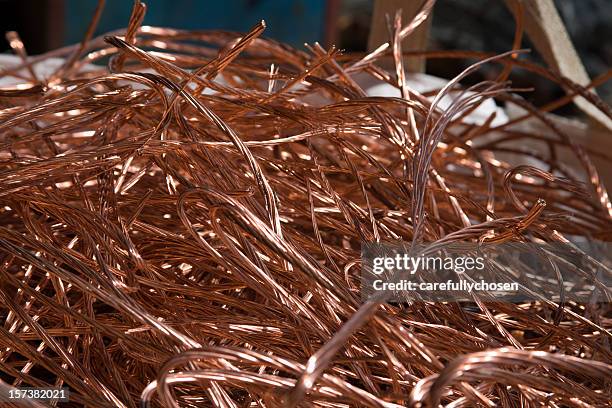 cable de cobre de chatarra reciclado - cobre fotografías e imágenes de stock