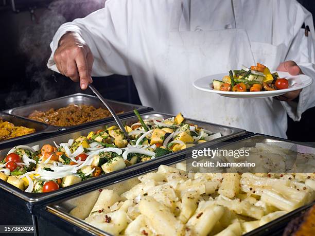 servire il pranzo - cafeteria foto e immagini stock