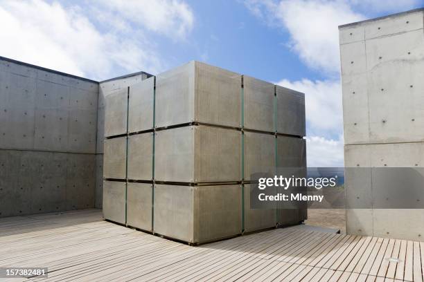 arquitectura moderna faro de cubo - bloque de hormigón fotografías e imágenes de stock