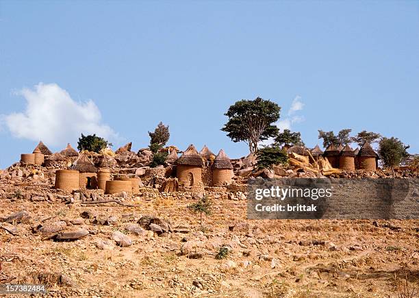 village in northern kamerun. sehr wüstenähnliche landschaft. blauer himmel. - kamerun stock-fotos und bilder