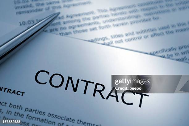 gros plan sur un stylo filant sur le contrat - engagement photos et images de collection
