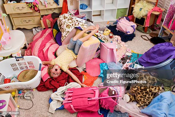desordenado habitación - kids mess carpet fotografías e imágenes de stock
