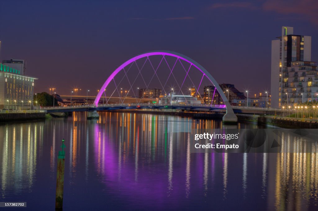 Iluminado Clyde Arco/Squinty Bridge, Glasgow, Escócia à noite.
