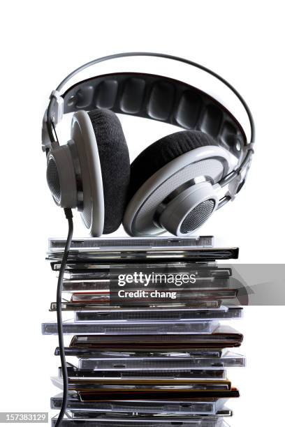 auricular y colección de cd - compact disc fotografías e imágenes de stock