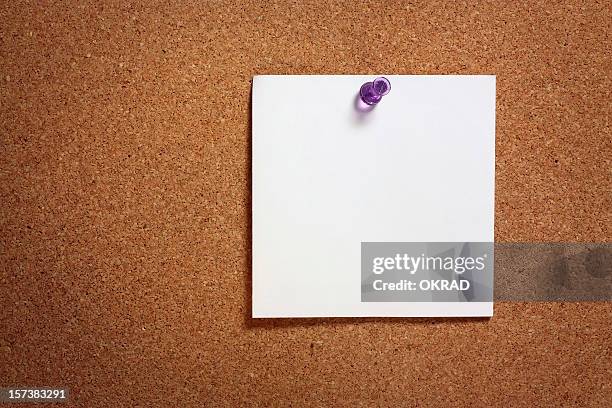 blank note on corkboard xl - sticky note push pin stock pictures, royalty-free photos & images