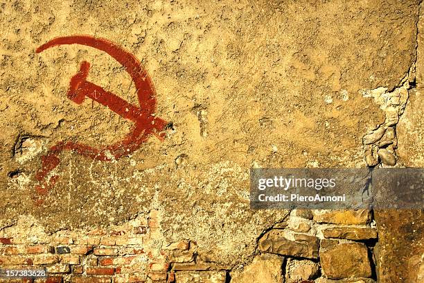 o comunismo símbolo graffiti cabana arruinada - antiga-união-soviética - fotografias e filmes do acervo