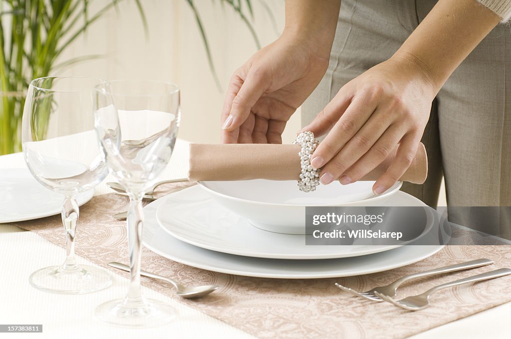 Mulher a preparar uma Mesa de Jantar