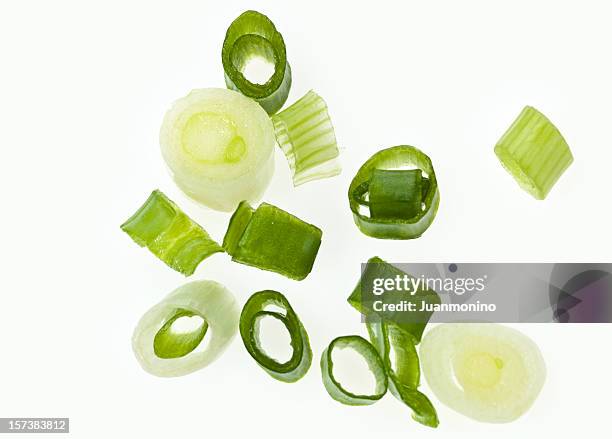 verde cebollas en dados - cebolla de primavera fotografías e imágenes de stock
