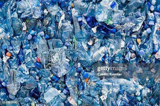 blu della spazzatura in plastica - landfill foto e immagini stock