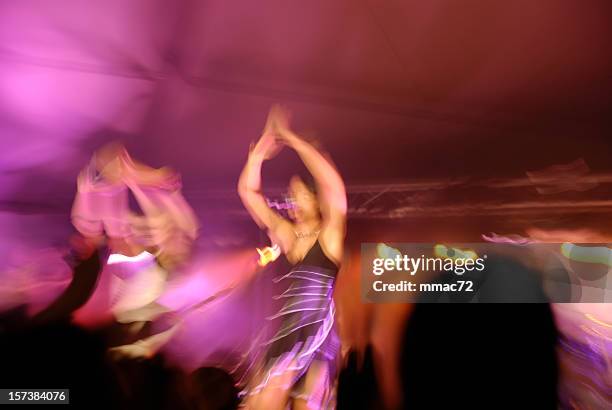 tänzerinnen in aktion - salsa lateinamerikanischer tanz stock-fotos und bilder