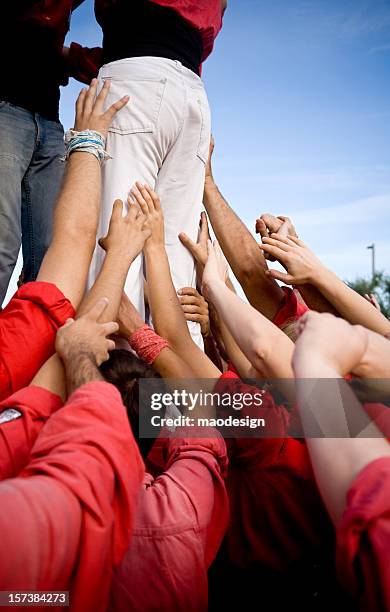 trabalho de equipa - castellers imagens e fotografias de stock