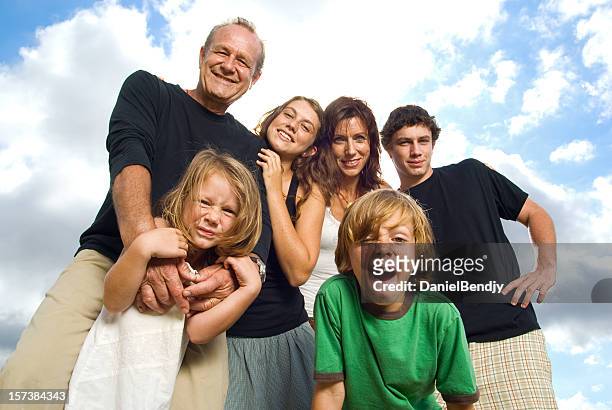 cool familie - familie mit vier kindern stock-fotos und bilder