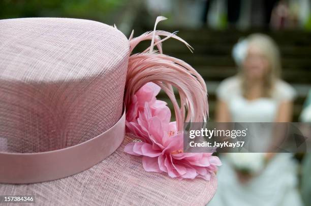 sie die braut - ascot hut stock-fotos und bilder