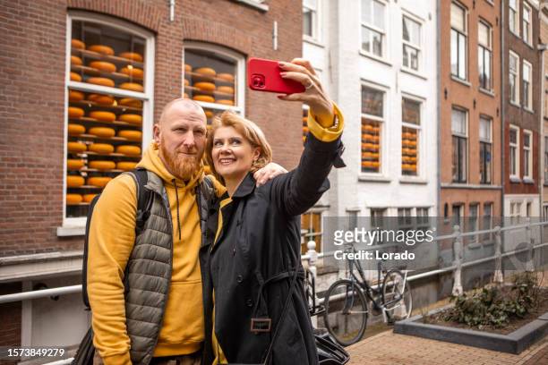 a foreign traveller couple on a date in delft - delft stock pictures, royalty-free photos & images
