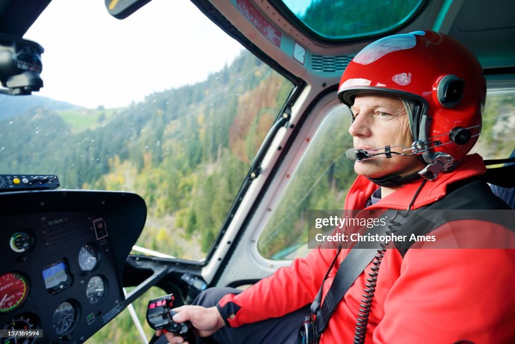 Masculino piloto voando de helicóptero