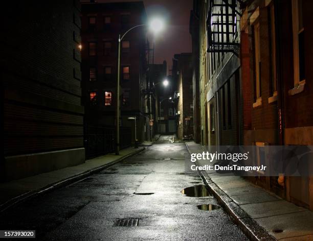 calle de la ciudad - callejon fotografías e imágenes de stock