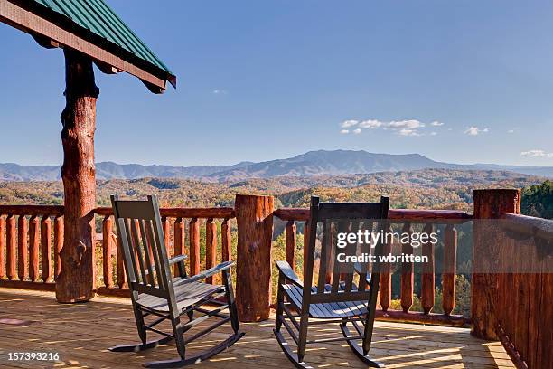 schaukelstühle mit ausblick - nationalpark great smoky mountains stock-fotos und bilder