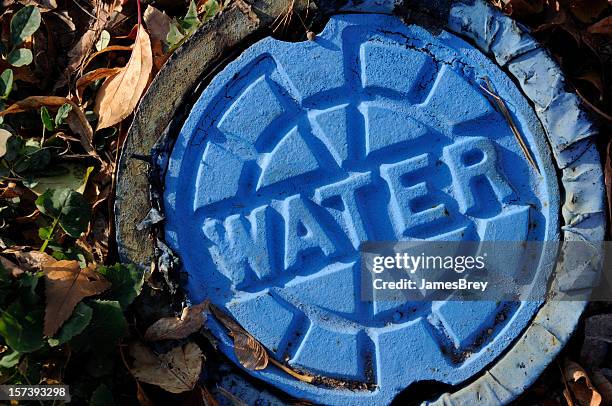 ciudad urbana municipal de las infraestructuras; azul agua de utilidad principal de la tapa - prueba de radón fotografías e imágenes de stock