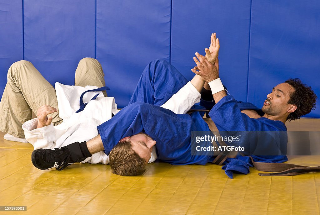 Dois jovens atletas durante o exercício de Artes Marciais