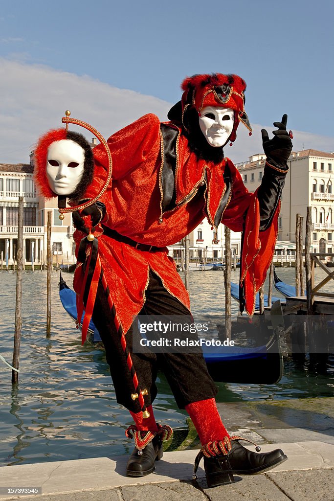 Homem com fantasia arlequim máscara vermelha no Carnaval de Veneza