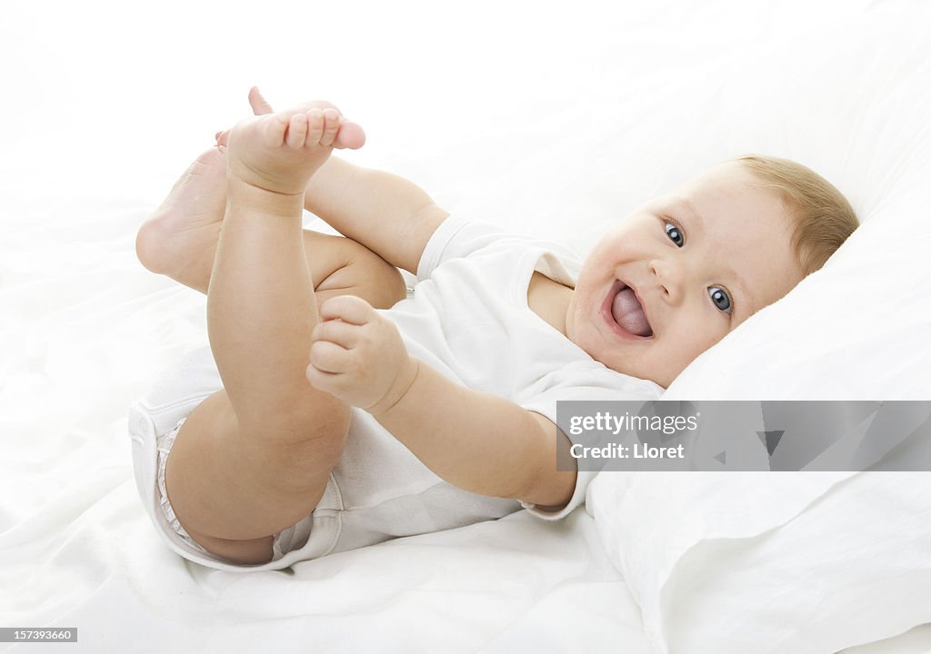 Glückliches Kind spielen mit seinen Füßen