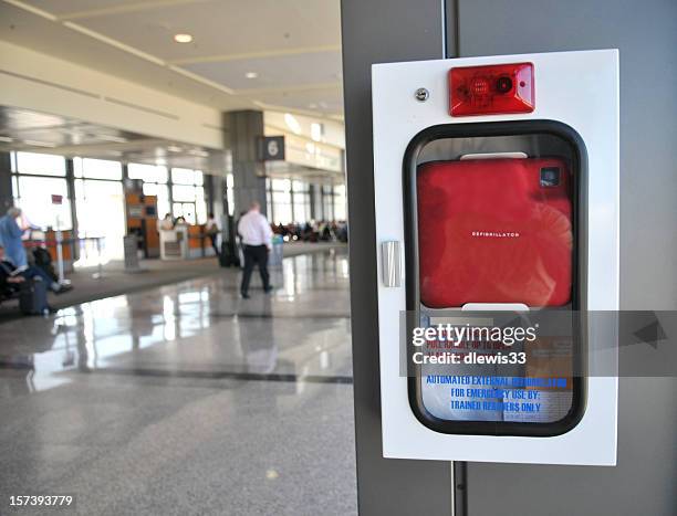 defibrilator in airport - defibrillator bildbanksfoton och bilder