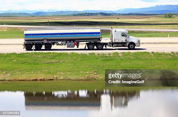 タンカートラック - 燃料トラック ストックフォトと画像