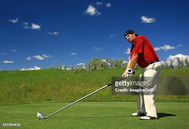 golfer mit einem übergroßen fahrer - golf cheating stock-fotos und bilder