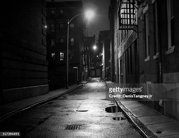 calle de la ciudad en blanco y negro - alley fotografías e imágenes de stock