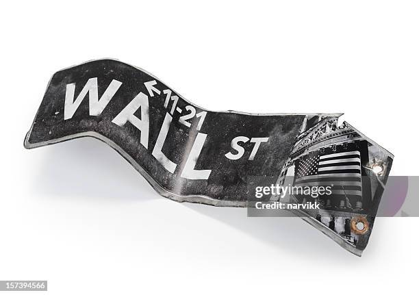 broken wall street signe - wall street photos et images de collection