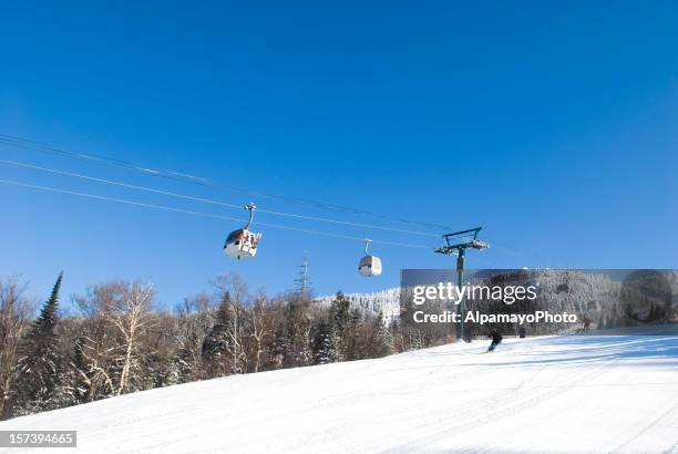 ski moment à xi - mont tremblant photos et images de collection