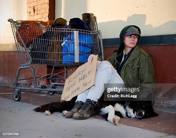 obdachlos mann auf einer straße in der stadt - frau einkaufswagen ernst stock-fotos und bilder