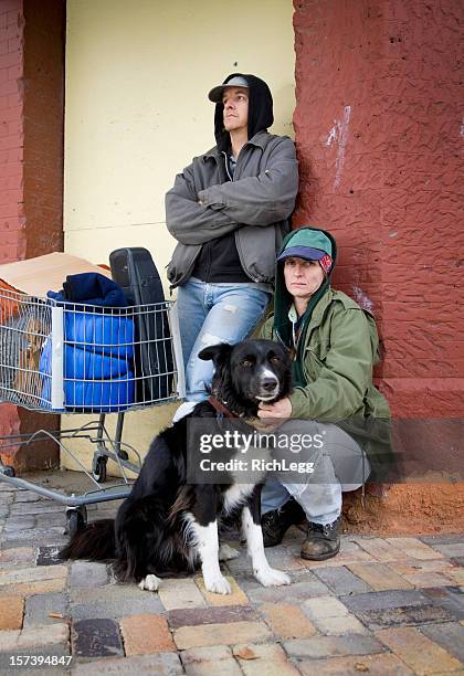 obdachlos paar auf einer straße in der stadt - frau einkaufswagen ernst stock-fotos und bilder