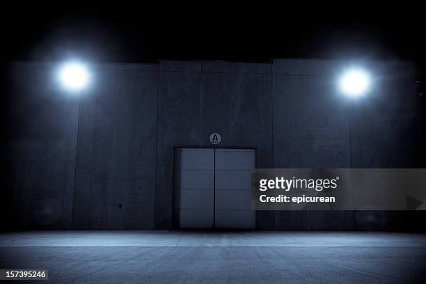 sombras de noche - parking entrance fotografías e imágenes de stock