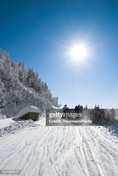 ski time-xvii (ski sur le soleil du matin - mont tremblant photos et images de collection