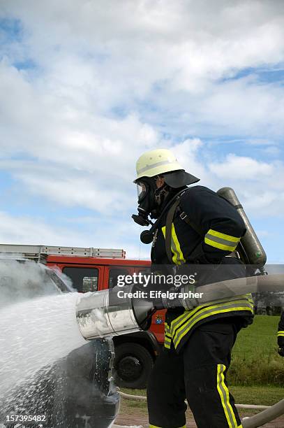 fire fighter - feuerwehr deutschland stock-fotos und bilder