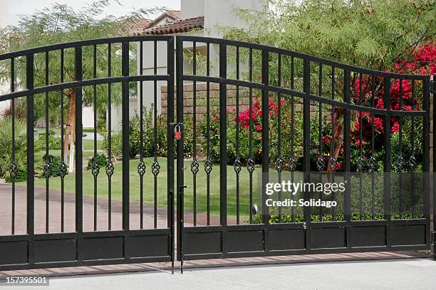 hierro forjado puertas de seguridad - fence fotografías e imágenes de stock